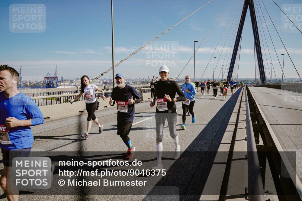 03.10.2025 - Köhlbrandbrückenlauf Michael Burmester http://msf.ph/oto/9046375 03.10.2025 12:28:54 Position 1 448, 4864, 4873 meine-sportfotos.de