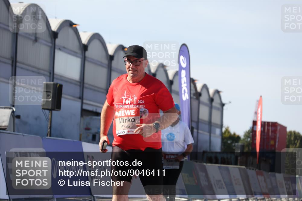 03.10.2025 - Köhlbrandbrückenlauf Luisa Fischer http://msf.ph/oto/9046411 03.10.2025 13:49:18 Ziel 5736 meine-sportfotos.de
