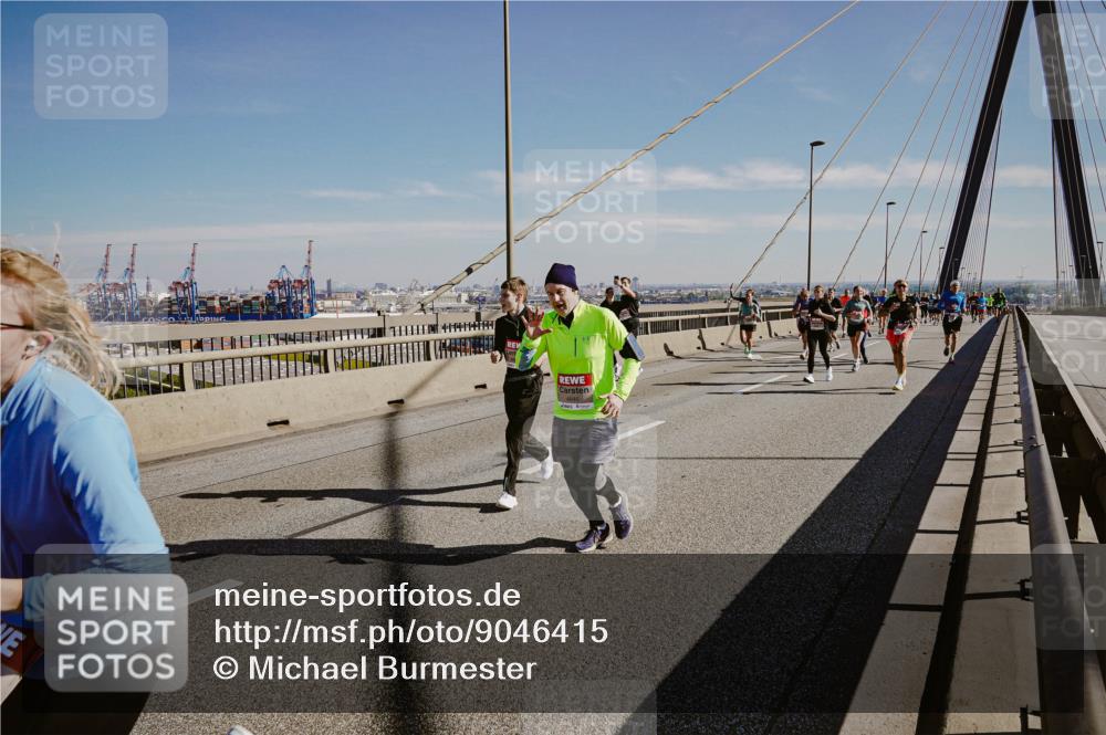 03.10.2025 - Köhlbrandbrückenlauf Michael Burmester http://msf.ph/oto/9046415 03.10.2025 12:28:56 Position 1  meine-sportfotos.de