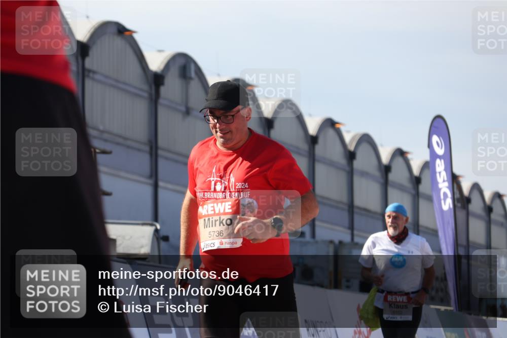 03.10.2025 - Köhlbrandbrückenlauf Luisa Fischer http://msf.ph/oto/9046417 03.10.2025 13:49:18 Ziel 5736 meine-sportfotos.de
