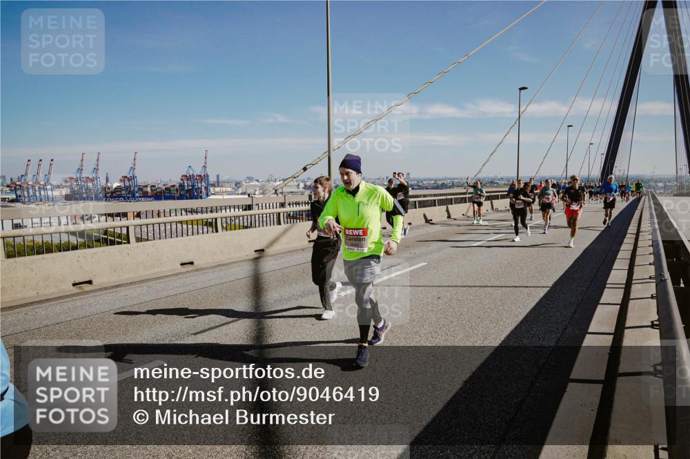 03.10.2025 - Köhlbrandbrückenlauf Michael Burmester http://msf.ph/oto/9046419 03.10.2025 12:28:56 Position 1  meine-sportfotos.de