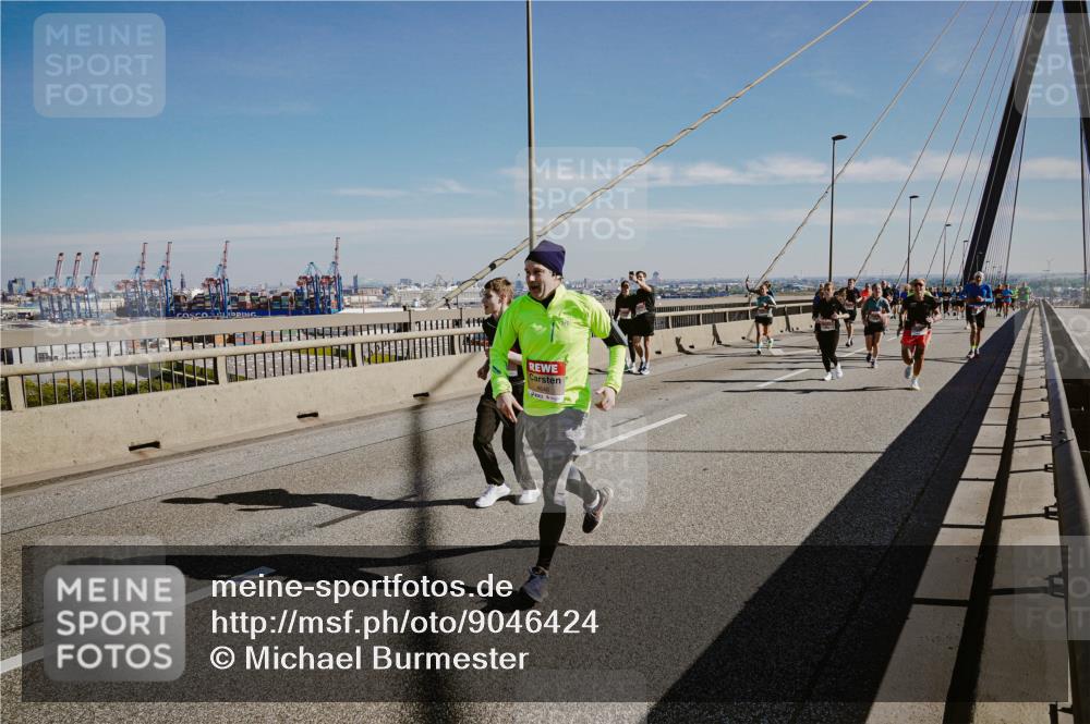 03.10.2025 - Köhlbrandbrückenlauf Michael Burmester http://msf.ph/oto/9046424 03.10.2025 12:28:56 Position 1 4646 meine-sportfotos.de