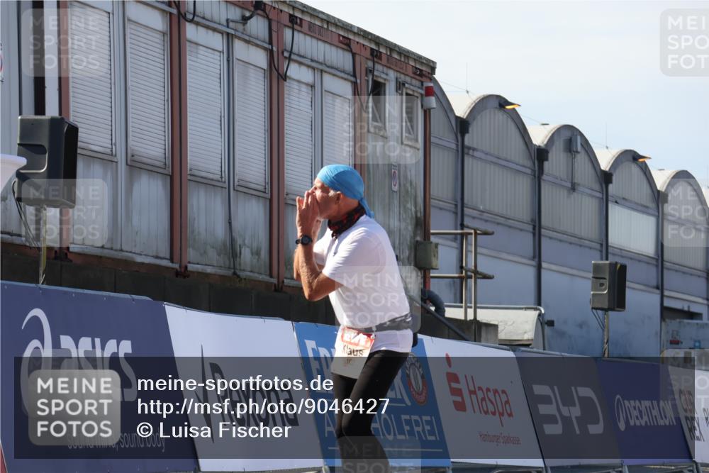03.10.2025 - Köhlbrandbrückenlauf Luisa Fischer http://msf.ph/oto/9046427 03.10.2025 13:49:23 Ziel 5736, 6102 meine-sportfotos.de
