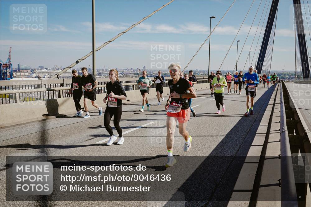 03.10.2025 - Köhlbrandbrückenlauf Michael Burmester http://msf.ph/oto/9046436 03.10.2025 12:28:59 Position 1 4855 meine-sportfotos.de