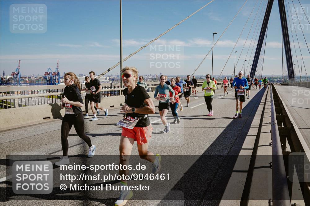 03.10.2025 - Köhlbrandbrückenlauf Michael Burmester http://msf.ph/oto/9046461 03.10.2025 12:29:00 Position 1  meine-sportfotos.de