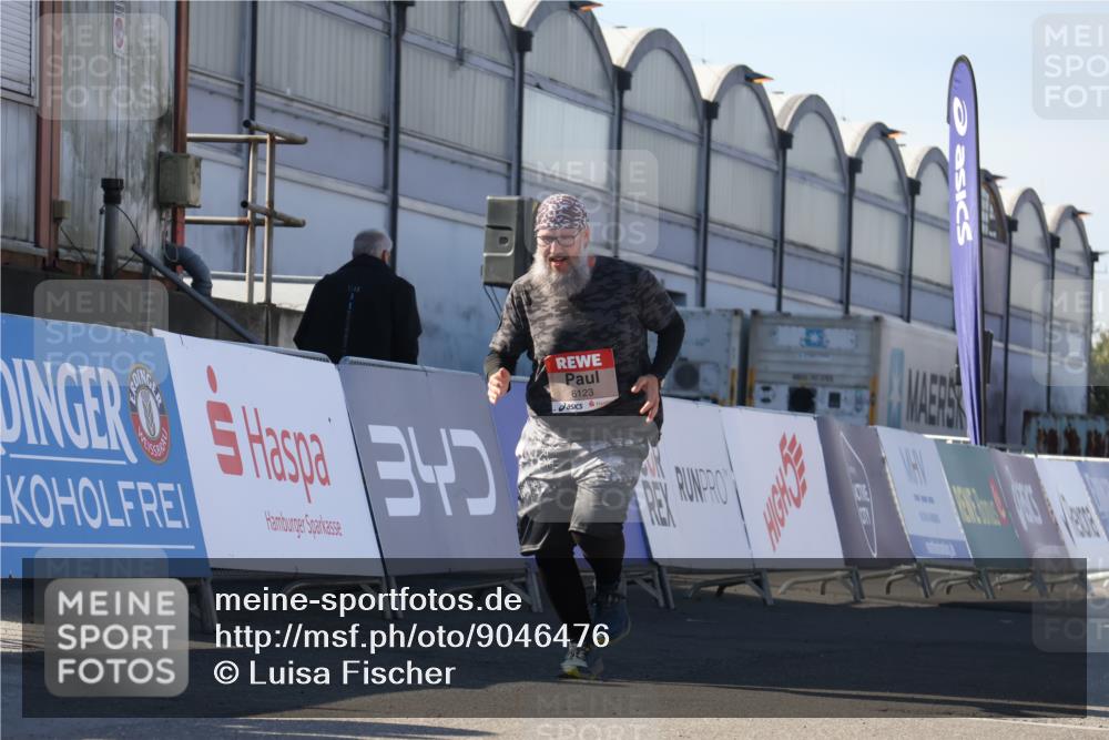 03.10.2025 - Köhlbrandbrückenlauf Luisa Fischer http://msf.ph/oto/9046476 03.10.2025 13:49:37 Ziel 7021, 9617, 6123 meine-sportfotos.de