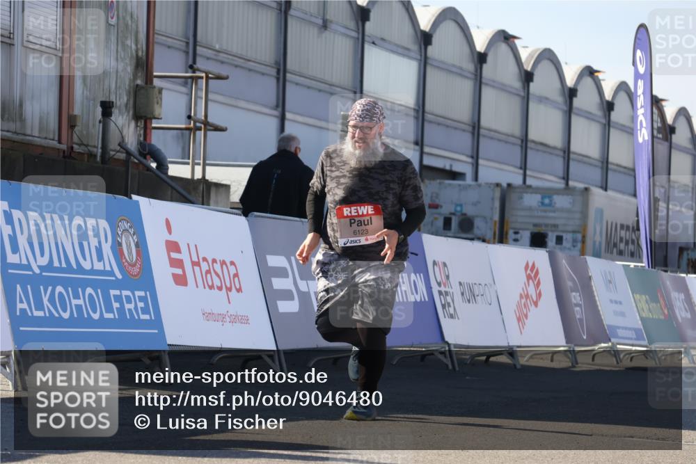 03.10.2025 - Köhlbrandbrückenlauf Luisa Fischer http://msf.ph/oto/9046480 03.10.2025 13:49:38 Ziel 7021, 9617, 6123 meine-sportfotos.de