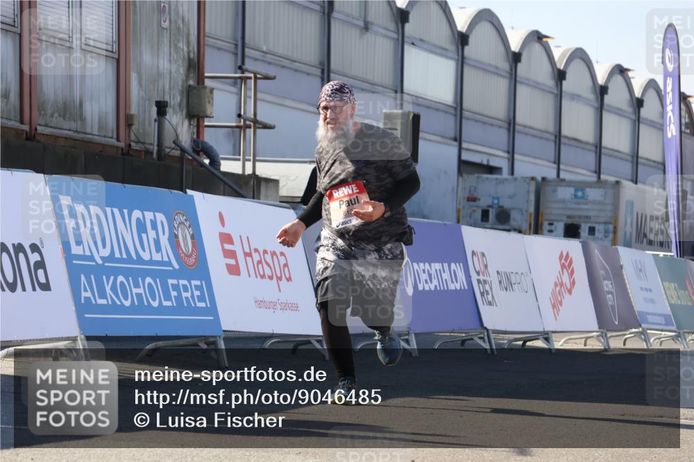 03.10.2025 - Köhlbrandbrückenlauf Luisa Fischer http://msf.ph/oto/9046485 03.10.2025 13:49:38 Ziel 7021, 9617, 6123 meine-sportfotos.de