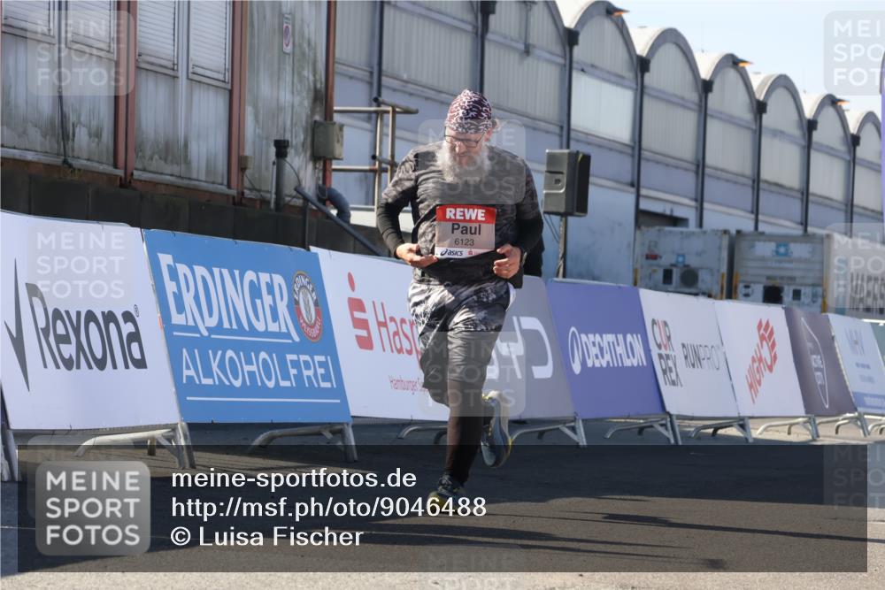 03.10.2025 - Köhlbrandbrückenlauf Luisa Fischer http://msf.ph/oto/9046488 03.10.2025 13:49:38 Ziel 7021, 9617, 6123 meine-sportfotos.de