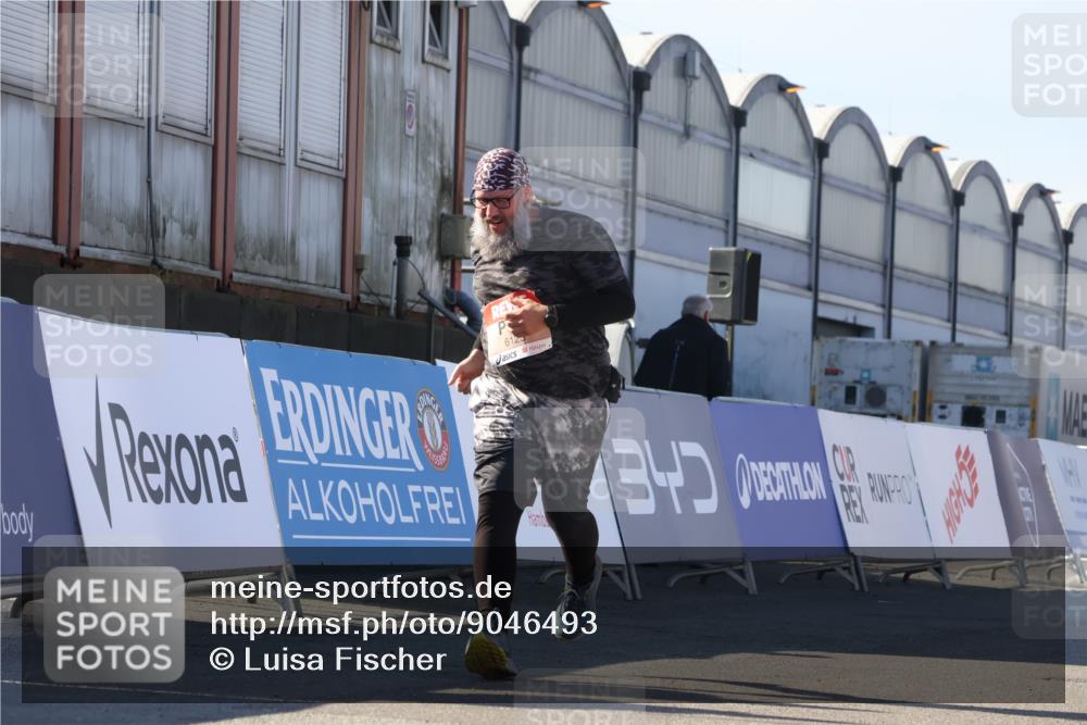 03.10.2025 - Köhlbrandbrückenlauf Luisa Fischer http://msf.ph/oto/9046493 03.10.2025 13:49:39 Ziel 7021, 9041, 9617, 6123 meine-sportfotos.de