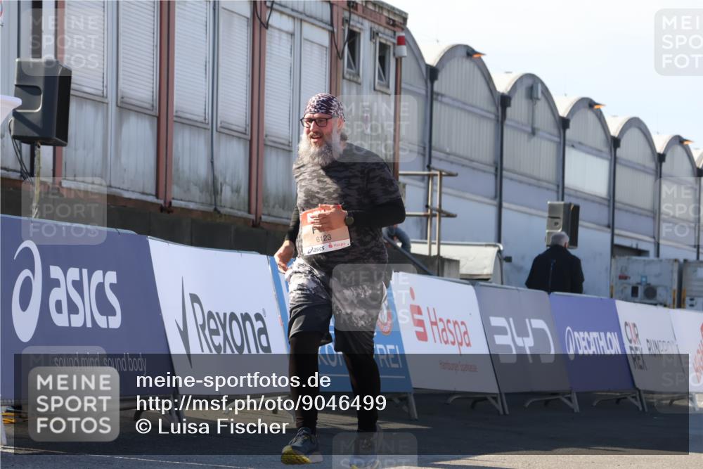03.10.2025 - Köhlbrandbrückenlauf Luisa Fischer http://msf.ph/oto/9046499 03.10.2025 13:49:39 Ziel 7021, 9041, 9617, 6123 meine-sportfotos.de