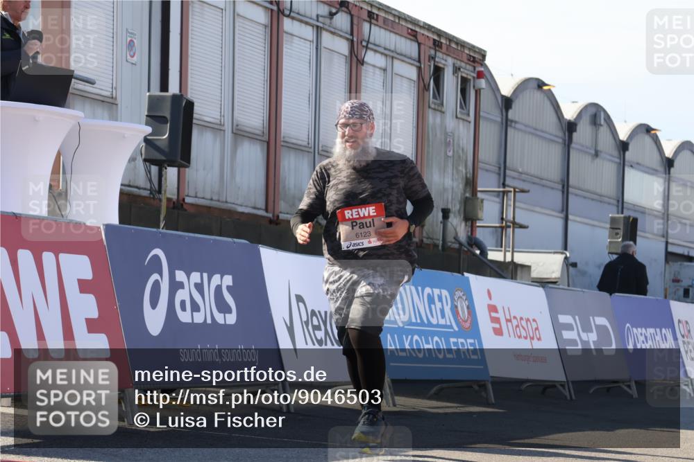 03.10.2025 - Köhlbrandbrückenlauf Luisa Fischer http://msf.ph/oto/9046503 03.10.2025 13:49:40 Ziel 7021, 9041, 9549, 9617, 6123 meine-sportfotos.de