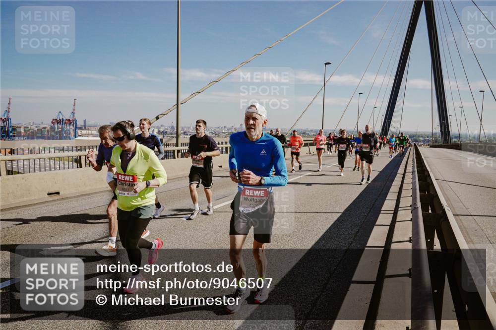 03.10.2025 - Köhlbrandbrückenlauf Michael Burmester http://msf.ph/oto/9046507 03.10.2025 12:29:02 Position 1 4551, 492 meine-sportfotos.de