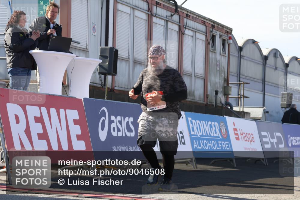03.10.2025 - Köhlbrandbrückenlauf Luisa Fischer http://msf.ph/oto/9046508 03.10.2025 13:49:40 Ziel 7021, 9041, 9549, 9617, 6123 meine-sportfotos.de