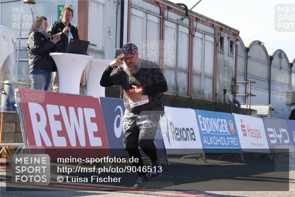 03.10.2025 - Köhlbrandbrückenlauf Luisa Fischer http://msf.ph/oto/9046513 03.10.2025 13:49:40 Ziel 7021, 9041, 9549, 9617, 6123 meine-sportfotos.de