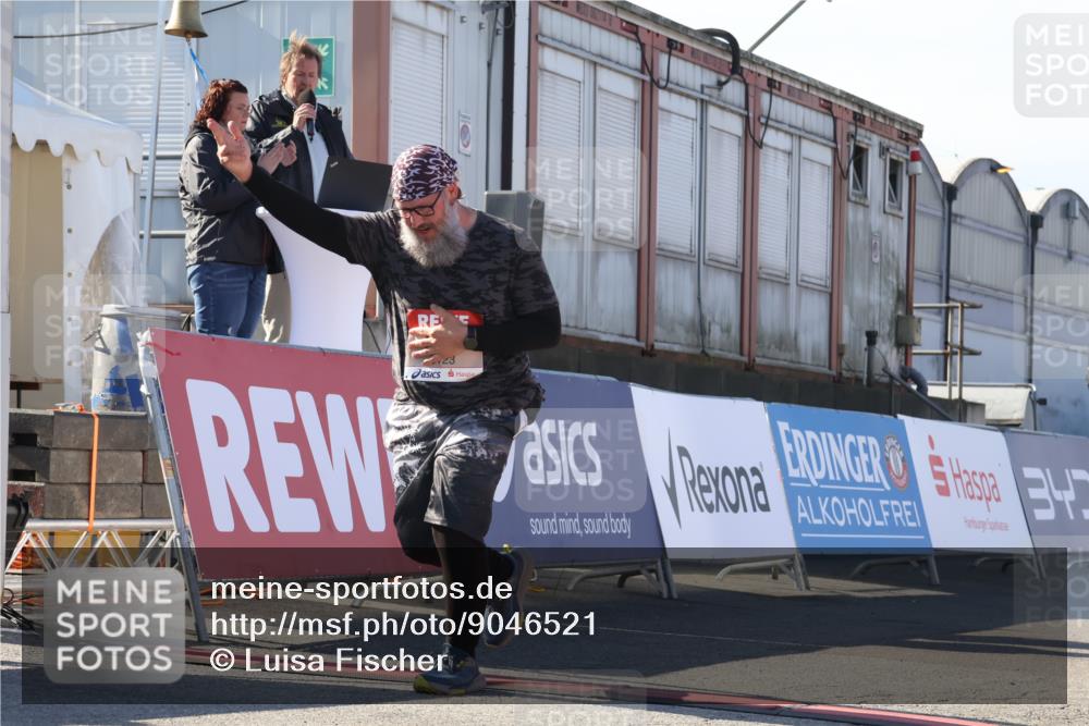 03.10.2025 - Köhlbrandbrückenlauf Luisa Fischer http://msf.ph/oto/9046521 03.10.2025 13:49:41 Ziel 7021, 9041, 9549, 6123 meine-sportfotos.de