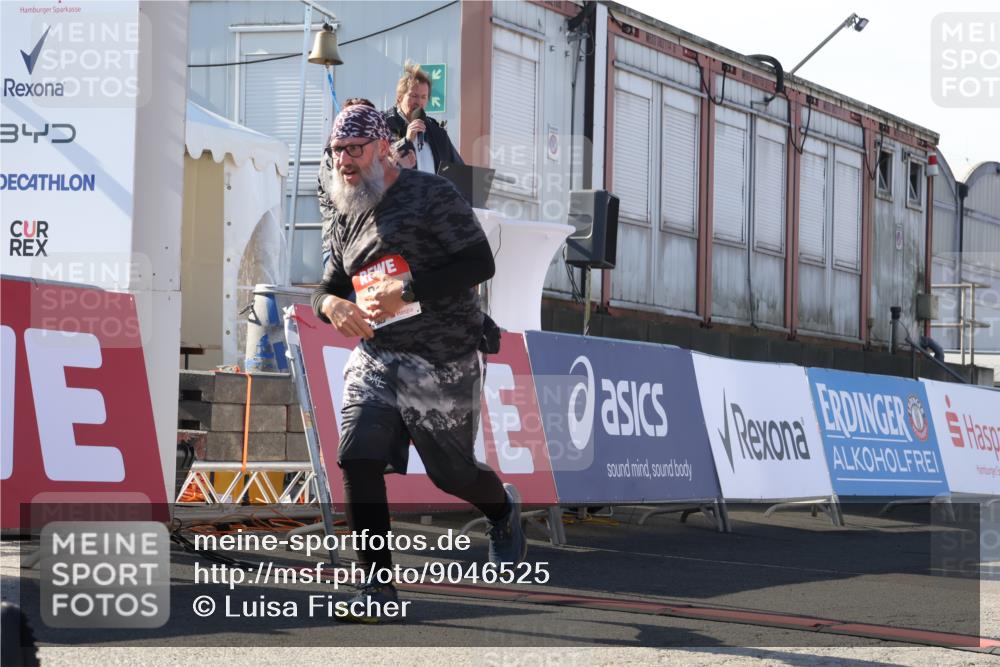 03.10.2025 - Köhlbrandbrückenlauf Luisa Fischer http://msf.ph/oto/9046525 03.10.2025 13:49:41 Ziel 7021, 9041, 9549, 6123 meine-sportfotos.de