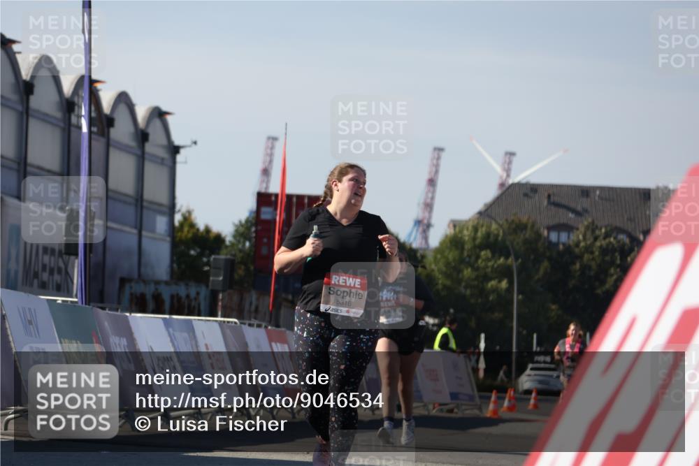 03.10.2025 - Köhlbrandbrückenlauf Luisa Fischer http://msf.ph/oto/9046534 03.10.2025 13:49:45 Ziel 7021, 9041, 9549, 6123 meine-sportfotos.de