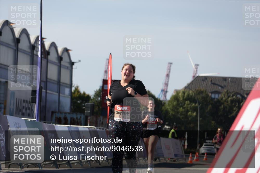 03.10.2025 - Köhlbrandbrückenlauf Luisa Fischer http://msf.ph/oto/9046538 03.10.2025 13:49:45 Ziel 7021, 9041, 9549, 6123 meine-sportfotos.de