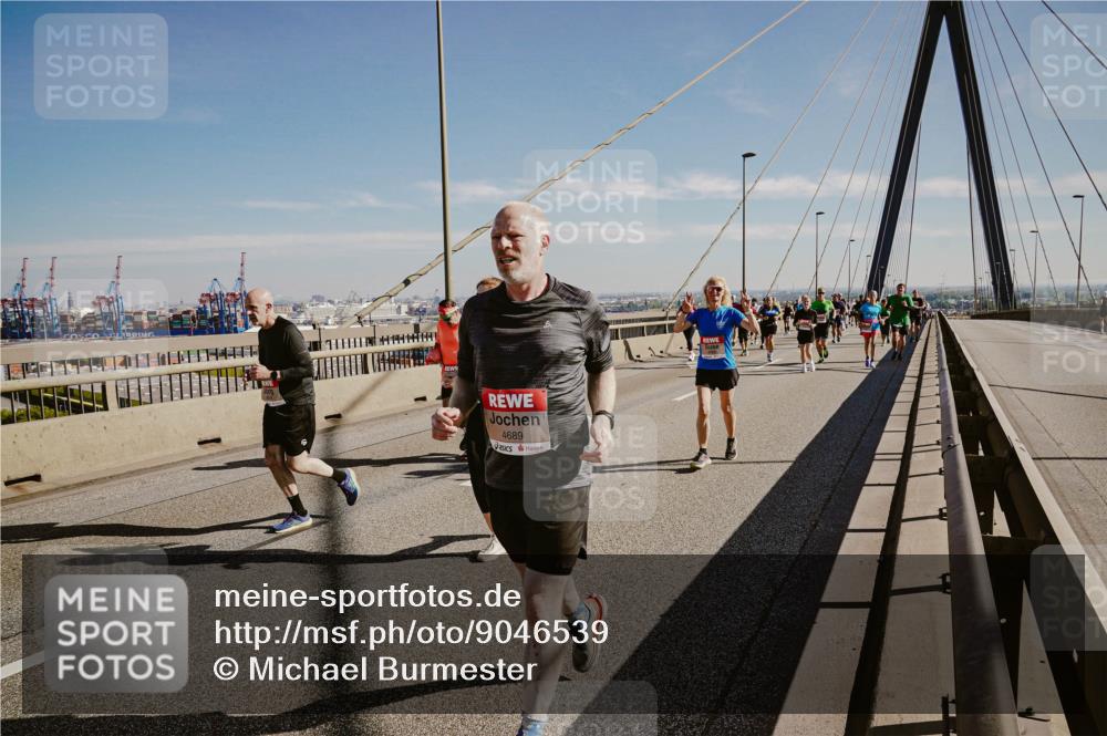 03.10.2025 - Köhlbrandbrückenlauf Michael Burmester http://msf.ph/oto/9046539 03.10.2025 12:29:06 Position 1 4689 meine-sportfotos.de