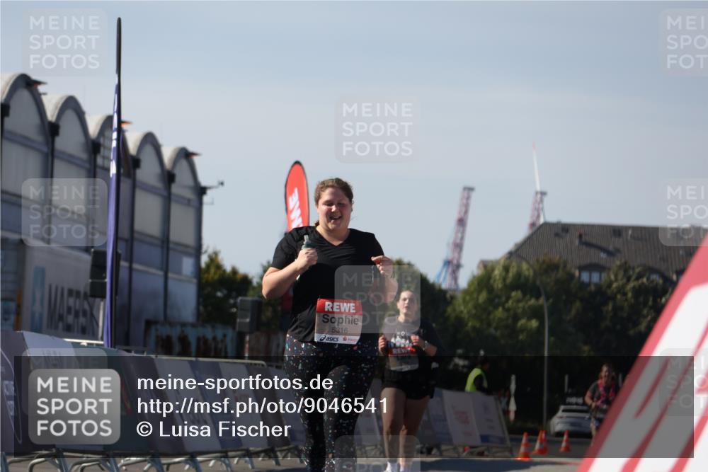 03.10.2025 - Köhlbrandbrückenlauf Luisa Fischer http://msf.ph/oto/9046541 03.10.2025 13:49:45 Ziel 7021, 9041, 9549, 6123 meine-sportfotos.de