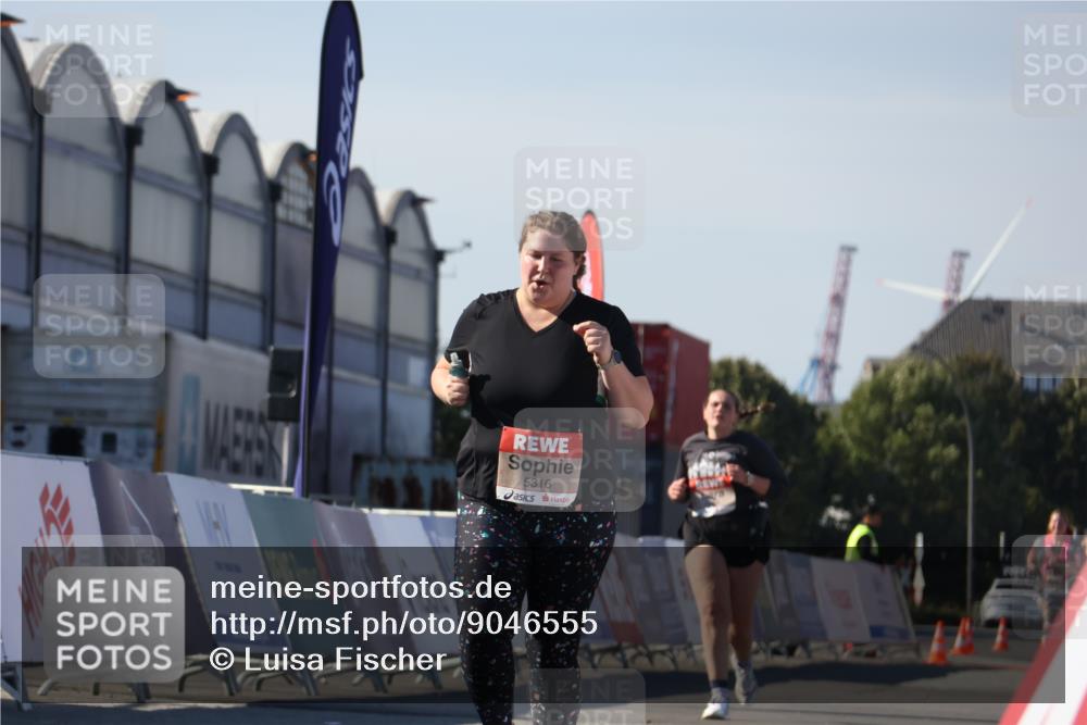 03.10.2025 - Köhlbrandbrückenlauf Luisa Fischer http://msf.ph/oto/9046555 03.10.2025 13:49:46 Ziel 7021, 9041, 9549, 5316, 6123 meine-sportfotos.de
