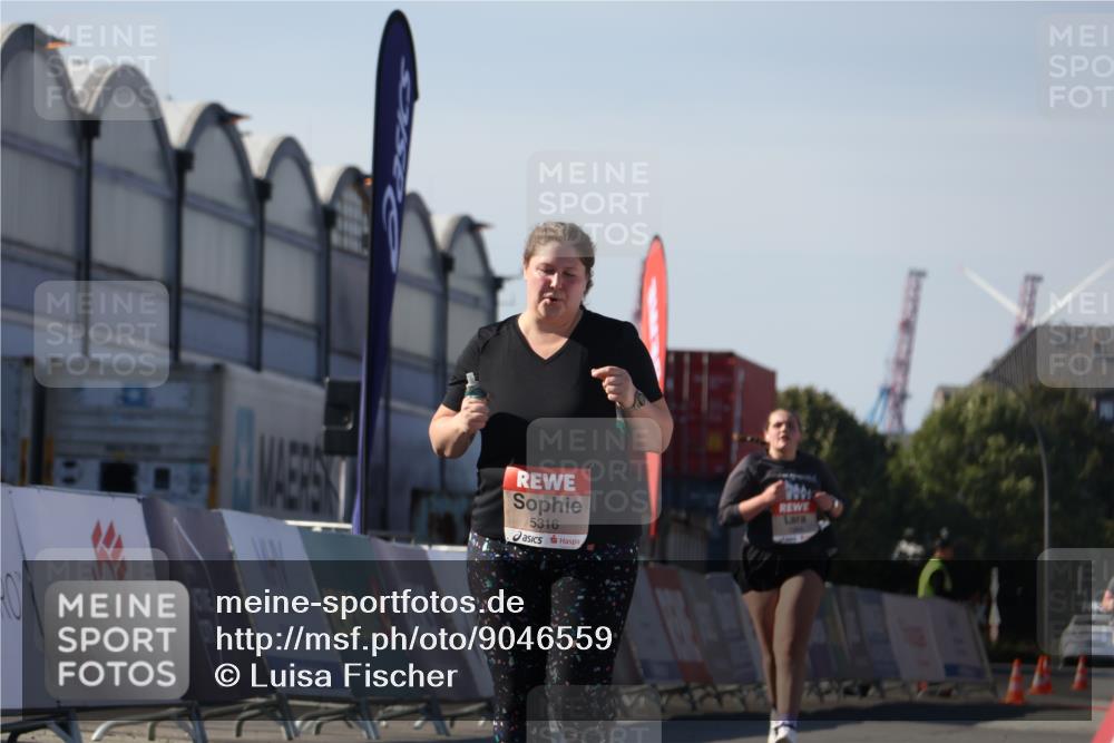 03.10.2025 - Köhlbrandbrückenlauf Luisa Fischer http://msf.ph/oto/9046559 03.10.2025 13:49:47 Ziel 7021, 9041, 9549, 5316, 6123 meine-sportfotos.de