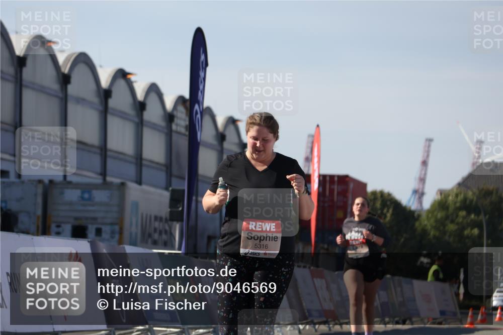 03.10.2025 - Köhlbrandbrückenlauf Luisa Fischer http://msf.ph/oto/9046569 03.10.2025 13:49:47 Ziel 7021, 9041, 9549, 5316, 6123 meine-sportfotos.de