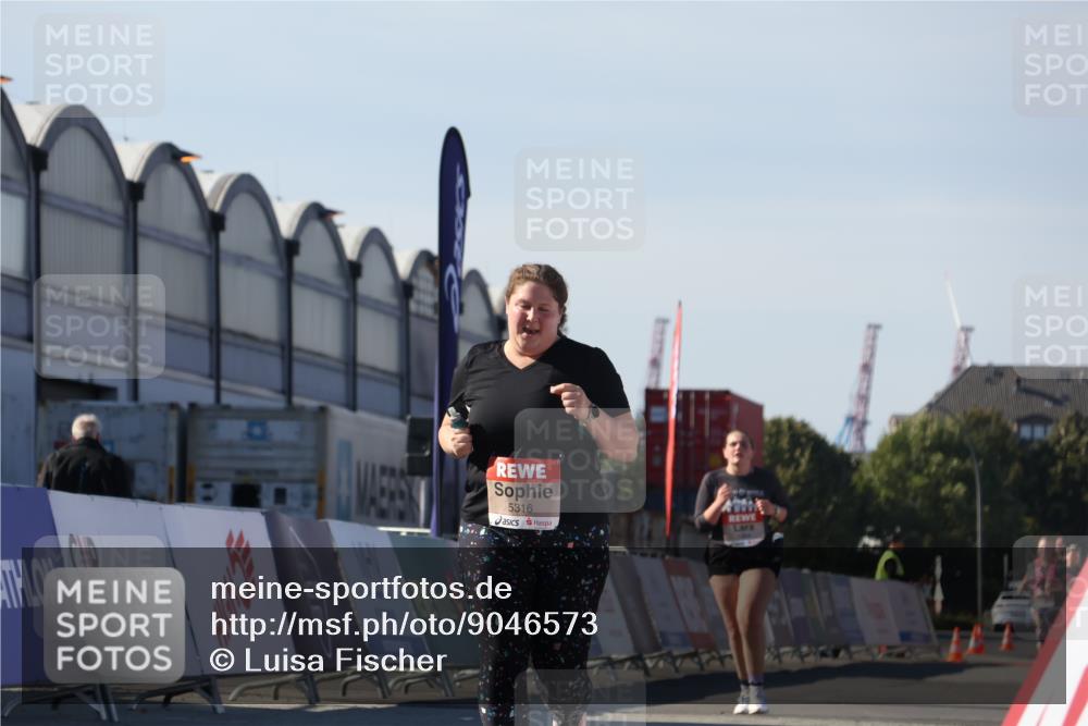 03.10.2025 - Köhlbrandbrückenlauf Luisa Fischer http://msf.ph/oto/9046573 03.10.2025 13:49:47 Ziel 7021, 9041, 9549, 5316, 6123 meine-sportfotos.de