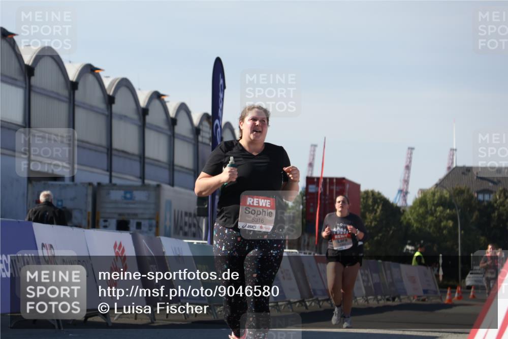 03.10.2025 - Köhlbrandbrückenlauf Luisa Fischer http://msf.ph/oto/9046580 03.10.2025 13:49:48 Ziel 7021, 9041, 9549, 5316, 6123 meine-sportfotos.de