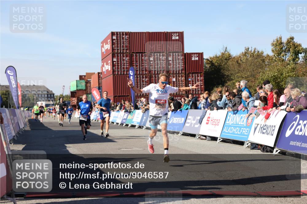 03.10.2025 - Köhlbrandbrückenlauf Lena Gebhardt http://msf.ph/oto/9046587 03.10.2025 13:02:12 Ziel 4109, 4130, 4281, 5617, 5697, 6032, 6461 meine-sportfotos.de