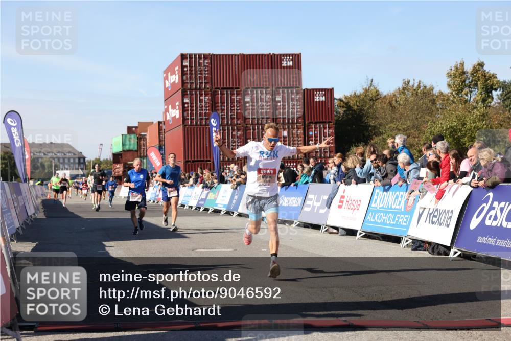 03.10.2025 - Köhlbrandbrückenlauf Lena Gebhardt http://msf.ph/oto/9046592 03.10.2025 13:02:12 Ziel 4109, 4130, 4281, 5617, 5697, 6032, 6461 meine-sportfotos.de