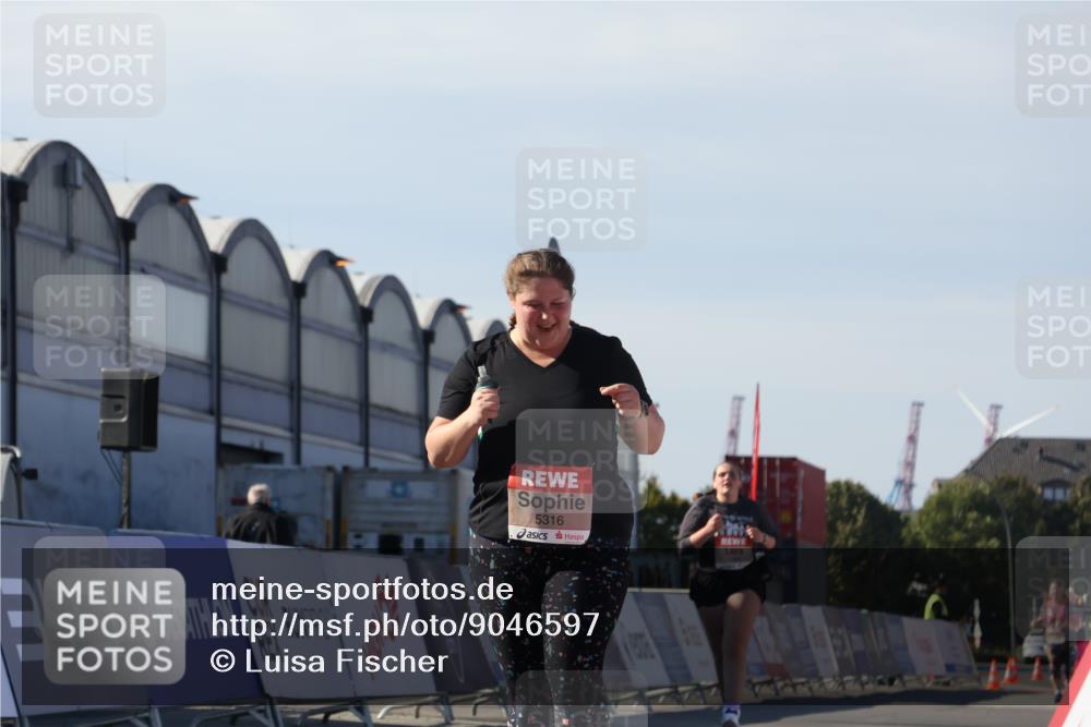 03.10.2025 - Köhlbrandbrückenlauf Luisa Fischer http://msf.ph/oto/9046597 03.10.2025 13:49:49 Ziel 9041, 9549, 5316, 6123 meine-sportfotos.de