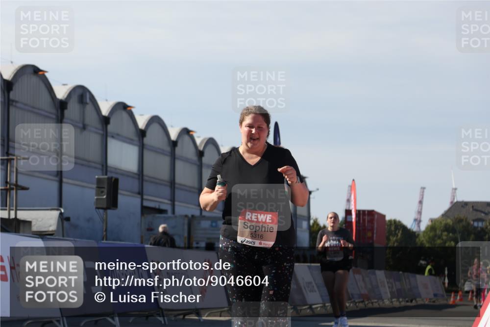 03.10.2025 - Köhlbrandbrückenlauf Luisa Fischer http://msf.ph/oto/9046604 03.10.2025 13:49:50 Ziel 9041, 9549, 5316, 6123 meine-sportfotos.de
