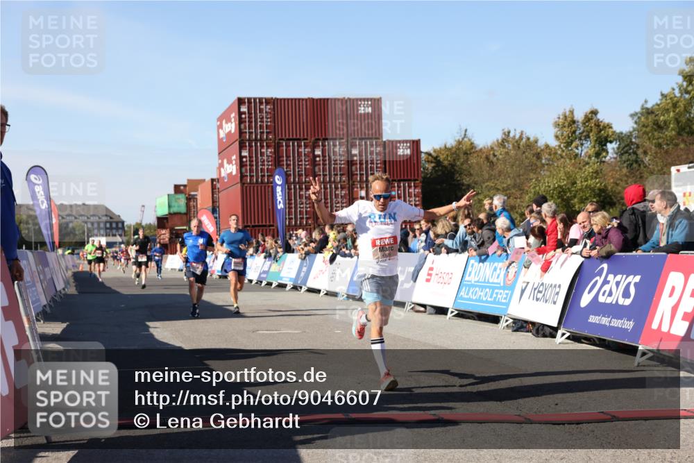 03.10.2025 - Köhlbrandbrückenlauf Lena Gebhardt http://msf.ph/oto/9046607 03.10.2025 13:02:12 Ziel 4109, 4130, 4281, 5617, 5697, 6032, 6461 meine-sportfotos.de