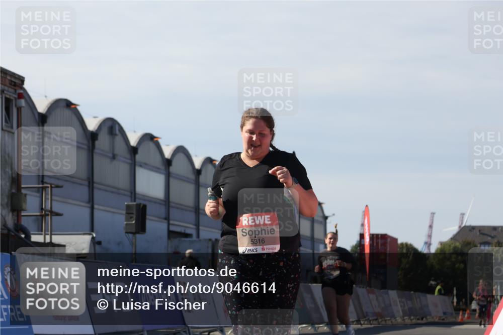 03.10.2025 - Köhlbrandbrückenlauf Luisa Fischer http://msf.ph/oto/9046614 03.10.2025 13:49:50 Ziel 9041, 9549, 5316, 6123 meine-sportfotos.de