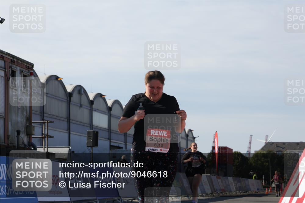 03.10.2025 - Köhlbrandbrückenlauf Luisa Fischer http://msf.ph/oto/9046618 03.10.2025 13:49:51 Ziel 9041, 9549, 5316, 5364, 6123 meine-sportfotos.de