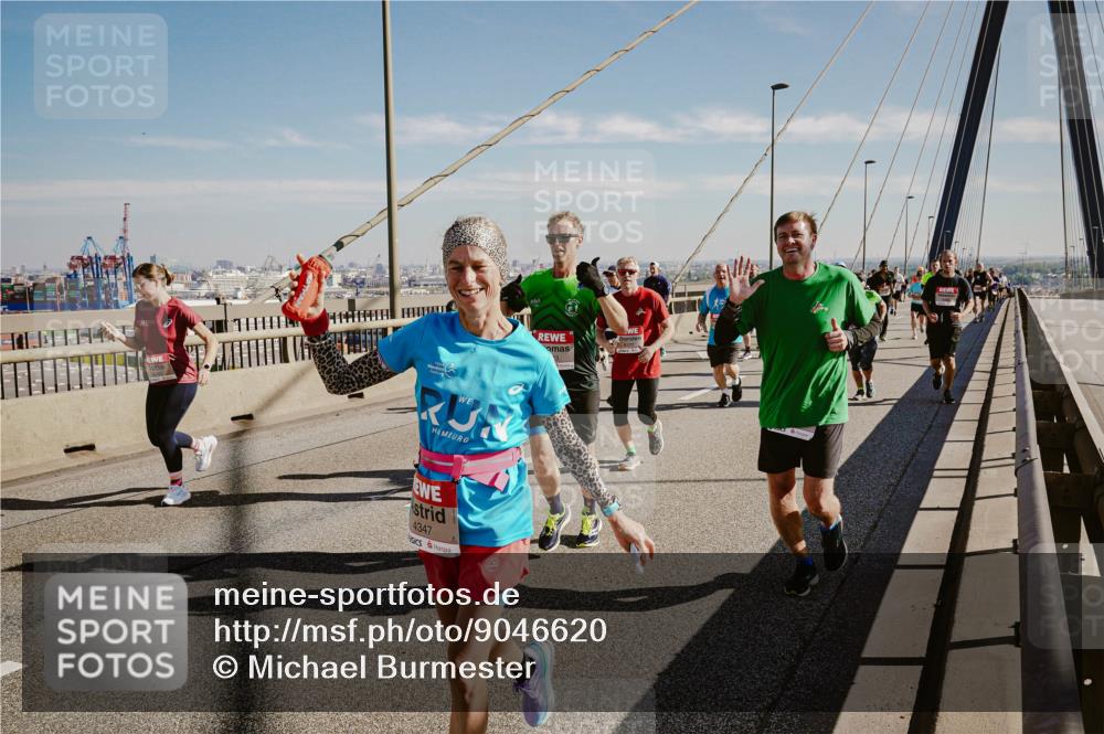 03.10.2025 - Köhlbrandbrückenlauf Michael Burmester http://msf.ph/oto/9046620 03.10.2025 12:29:11 Position 1 4347 meine-sportfotos.de