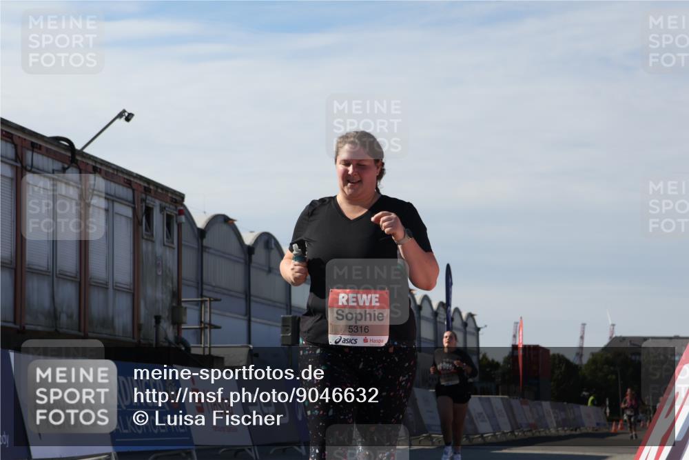 03.10.2025 - Köhlbrandbrückenlauf Luisa Fischer http://msf.ph/oto/9046632 03.10.2025 13:49:52 Ziel 9549, 5316, 5364 meine-sportfotos.de