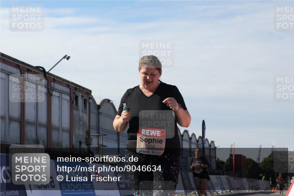 03.10.2025 - Köhlbrandbrückenlauf Luisa Fischer http://msf.ph/oto/9046634 03.10.2025 13:49:52 Ziel 9549, 5316, 5364 meine-sportfotos.de