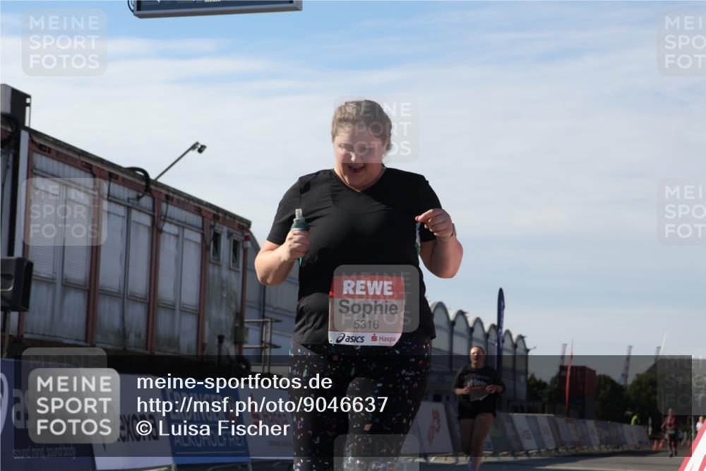 03.10.2025 - Köhlbrandbrückenlauf Luisa Fischer http://msf.ph/oto/9046637 03.10.2025 13:49:52 Ziel 9549, 5316, 5364 meine-sportfotos.de