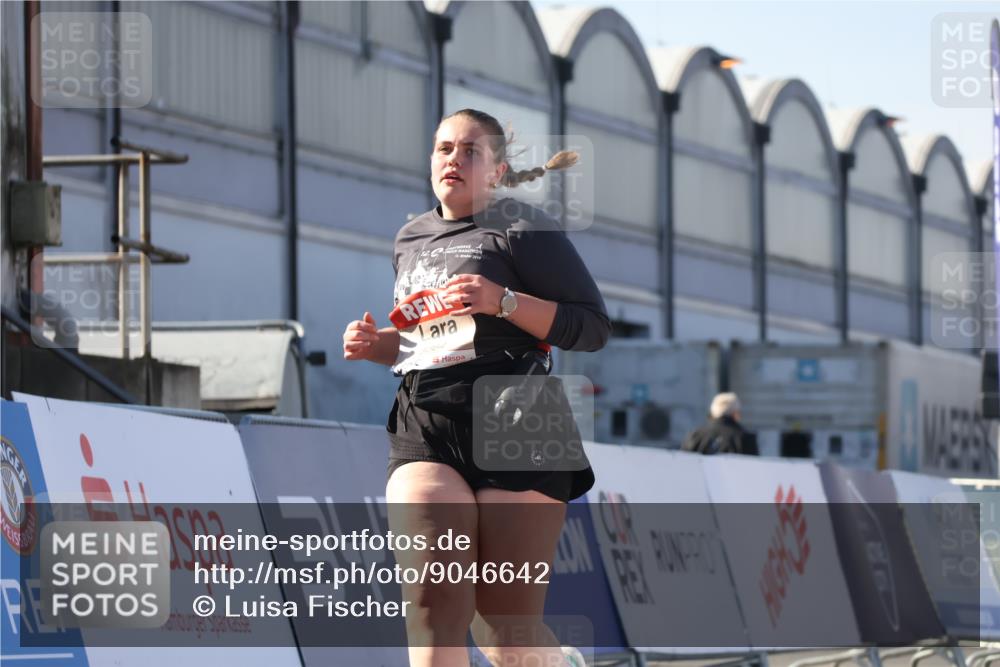 03.10.2025 - Köhlbrandbrückenlauf Luisa Fischer http://msf.ph/oto/9046642 03.10.2025 13:49:54 Ziel 5316, 5364 meine-sportfotos.de