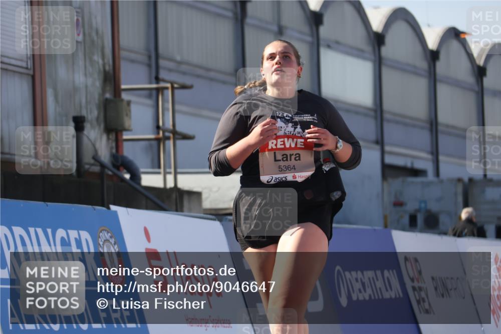 03.10.2025 - Köhlbrandbrückenlauf Luisa Fischer http://msf.ph/oto/9046647 03.10.2025 13:49:55 Ziel 5316, 5364 meine-sportfotos.de