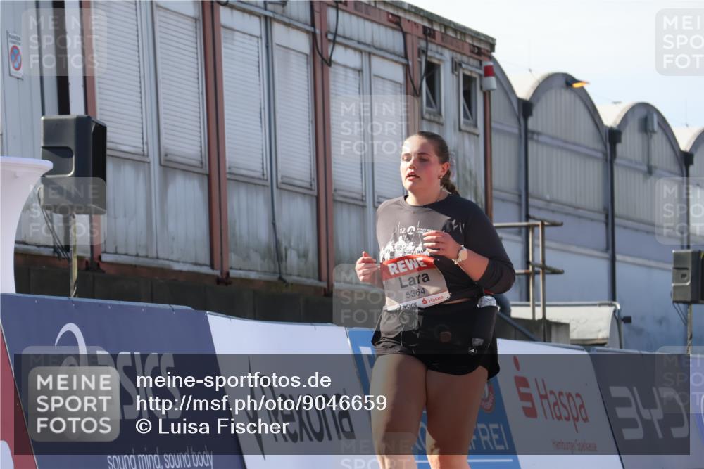 03.10.2025 - Köhlbrandbrückenlauf Luisa Fischer http://msf.ph/oto/9046659 03.10.2025 13:49:56 Ziel 5316, 5364 meine-sportfotos.de