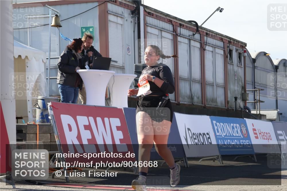 03.10.2025 - Köhlbrandbrückenlauf Luisa Fischer http://msf.ph/oto/9046668 03.10.2025 13:49:57 Ziel 5316, 5364 meine-sportfotos.de