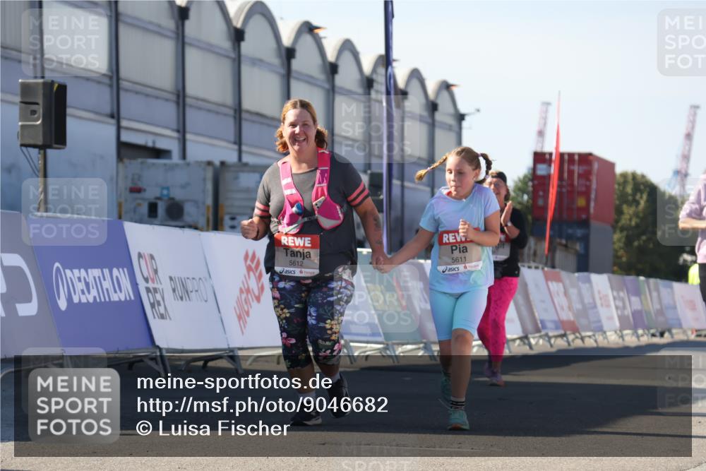 03.10.2025 - Köhlbrandbrückenlauf Luisa Fischer http://msf.ph/oto/9046682 03.10.2025 13:50:10 Ziel 7033, 7066, 9742, 5611, 5612 meine-sportfotos.de