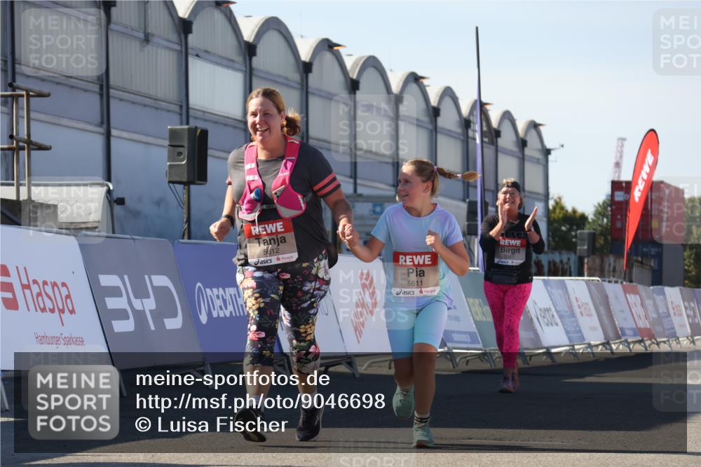 03.10.2025 - Köhlbrandbrückenlauf Luisa Fischer http://msf.ph/oto/9046698 03.10.2025 13:50:12 Ziel 7033, 9742, 5611, 5612 meine-sportfotos.de