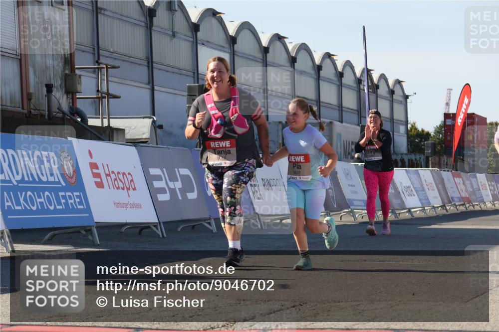 03.10.2025 - Köhlbrandbrückenlauf Luisa Fischer http://msf.ph/oto/9046702 03.10.2025 13:50:12 Ziel 7033, 9742, 5611, 5612 meine-sportfotos.de
