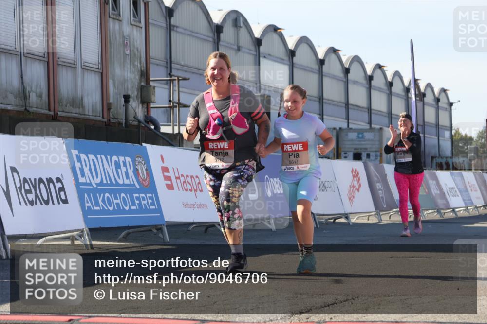 03.10.2025 - Köhlbrandbrückenlauf Luisa Fischer http://msf.ph/oto/9046706 03.10.2025 13:50:13 Ziel 7033, 9713, 5611, 5612 meine-sportfotos.de