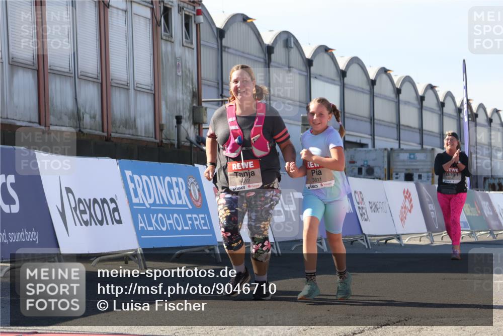03.10.2025 - Köhlbrandbrückenlauf Luisa Fischer http://msf.ph/oto/9046710 03.10.2025 13:50:13 Ziel 7033, 9713, 5611, 5612 meine-sportfotos.de